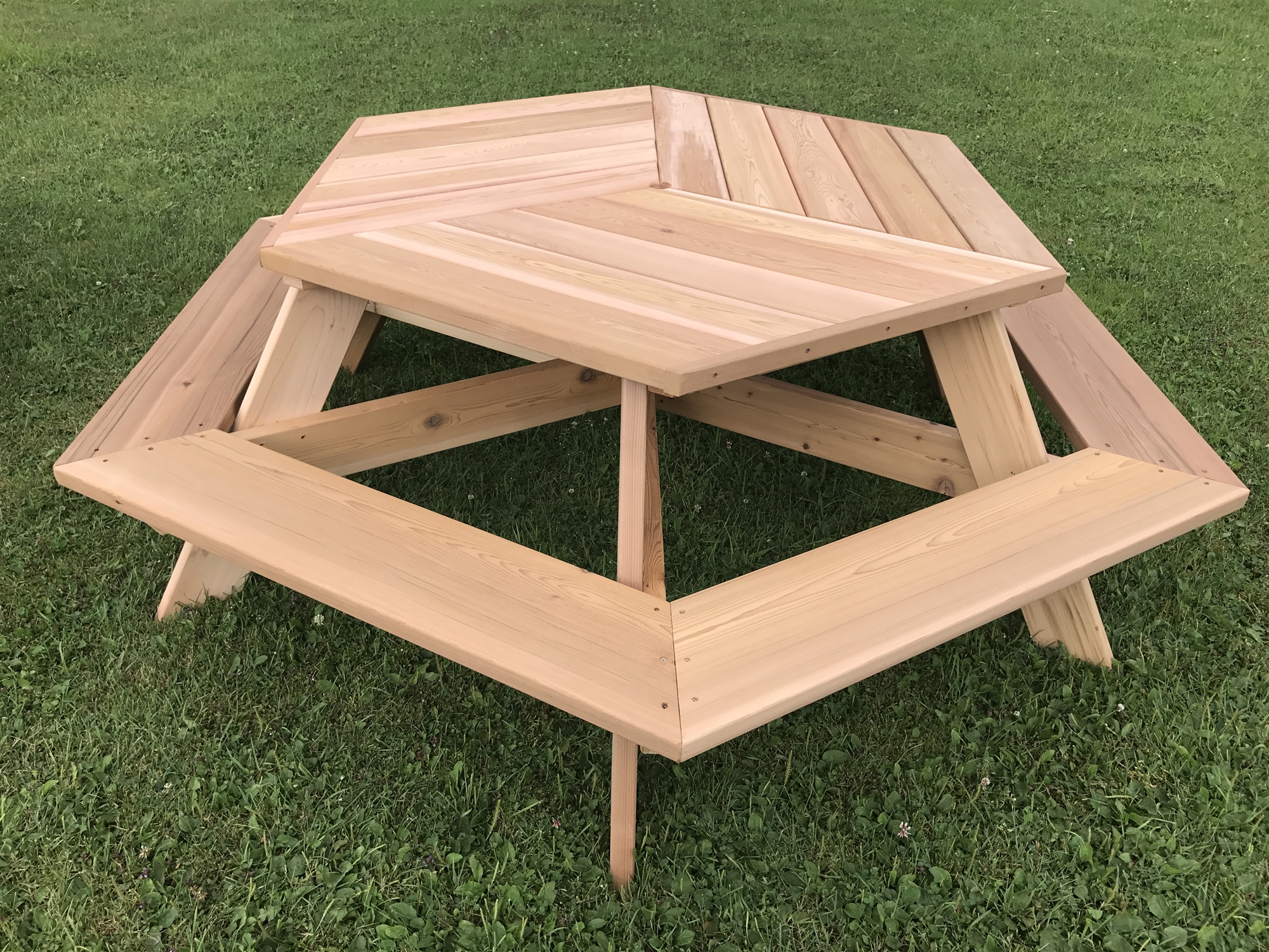 Picnic Tables: One Of The Best Tables To Enhance The Beauty While Having Fun At The Same Time
